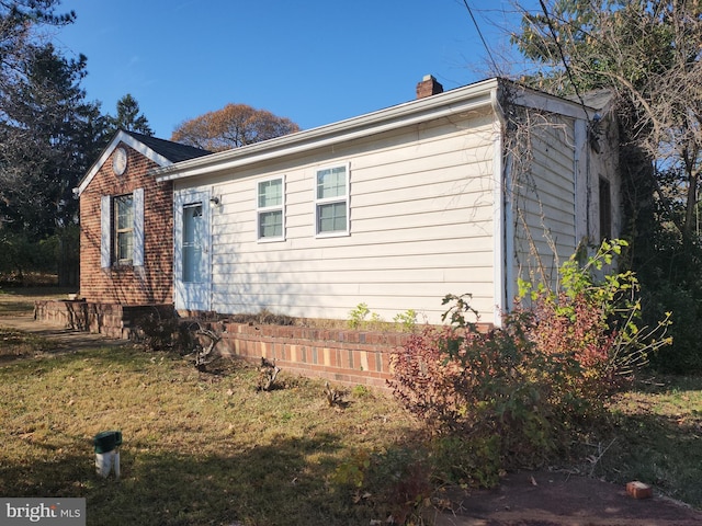 view of front facade featuring a front lawn