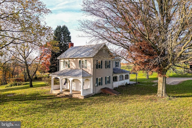 view of front facade featuring a front yard