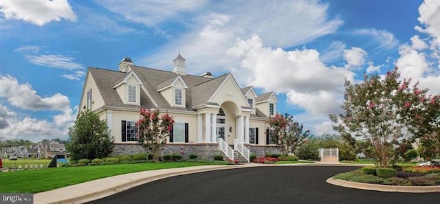 view of front facade with a front lawn