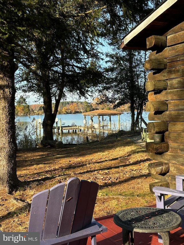 view of yard featuring a water view