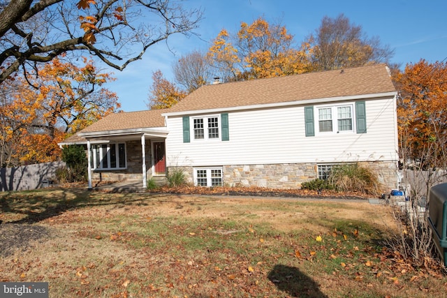 split level home featuring a front yard