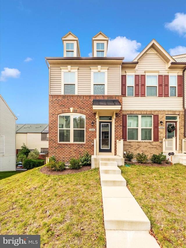 townhome / multi-family property featuring a front yard