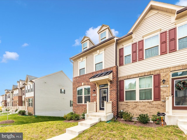 townhome / multi-family property with a front yard