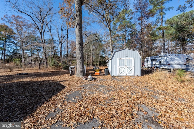 view of yard with a storage shed