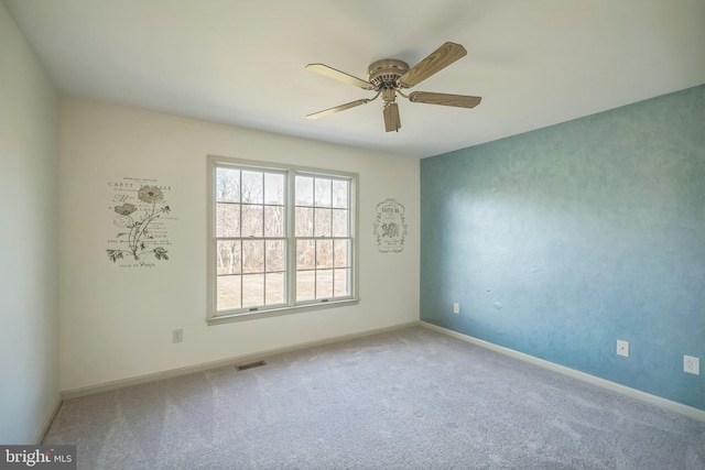 unfurnished room with carpet flooring and ceiling fan