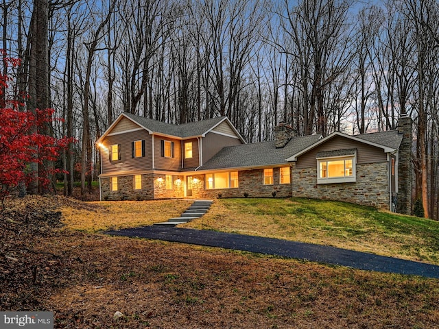 view of front of property featuring a lawn