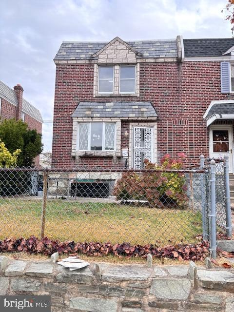 view of front facade featuring a front yard