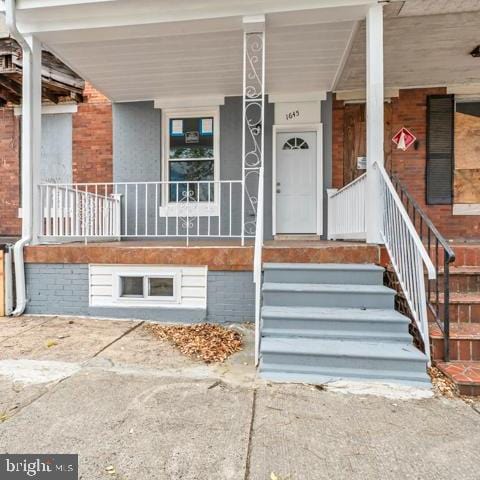 property entrance with covered porch