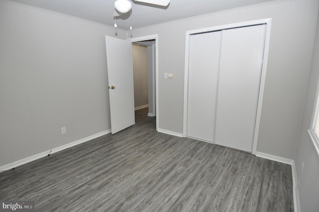 unfurnished bedroom featuring dark hardwood / wood-style flooring, a closet, ceiling fan, and ornamental molding