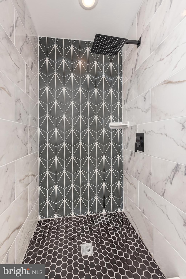 bathroom featuring tiled shower