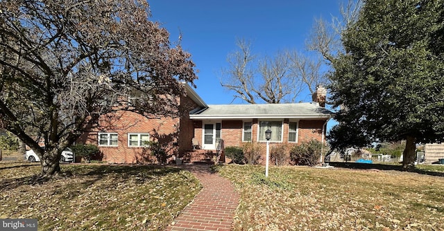 view of front of property featuring a front lawn