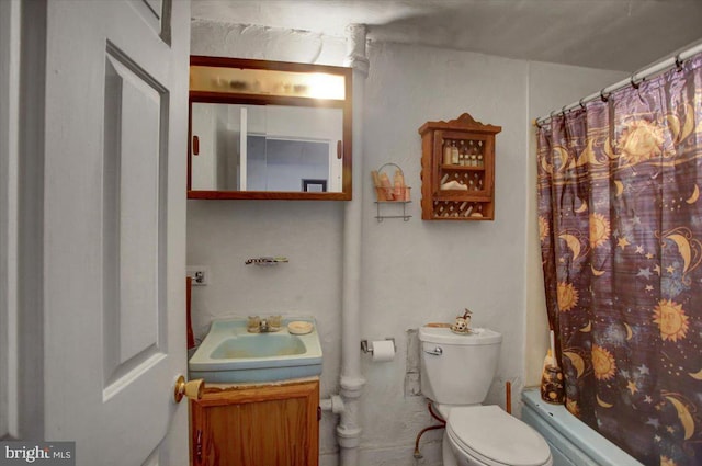 full bathroom featuring shower / bath combo with shower curtain, vanity, and toilet