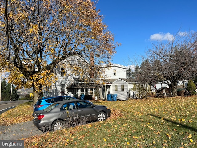 view of front facade featuring a front lawn