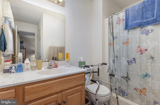 bathroom with a shower with curtain, vanity, and toilet