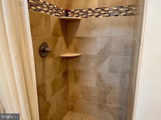 details featuring tiled shower