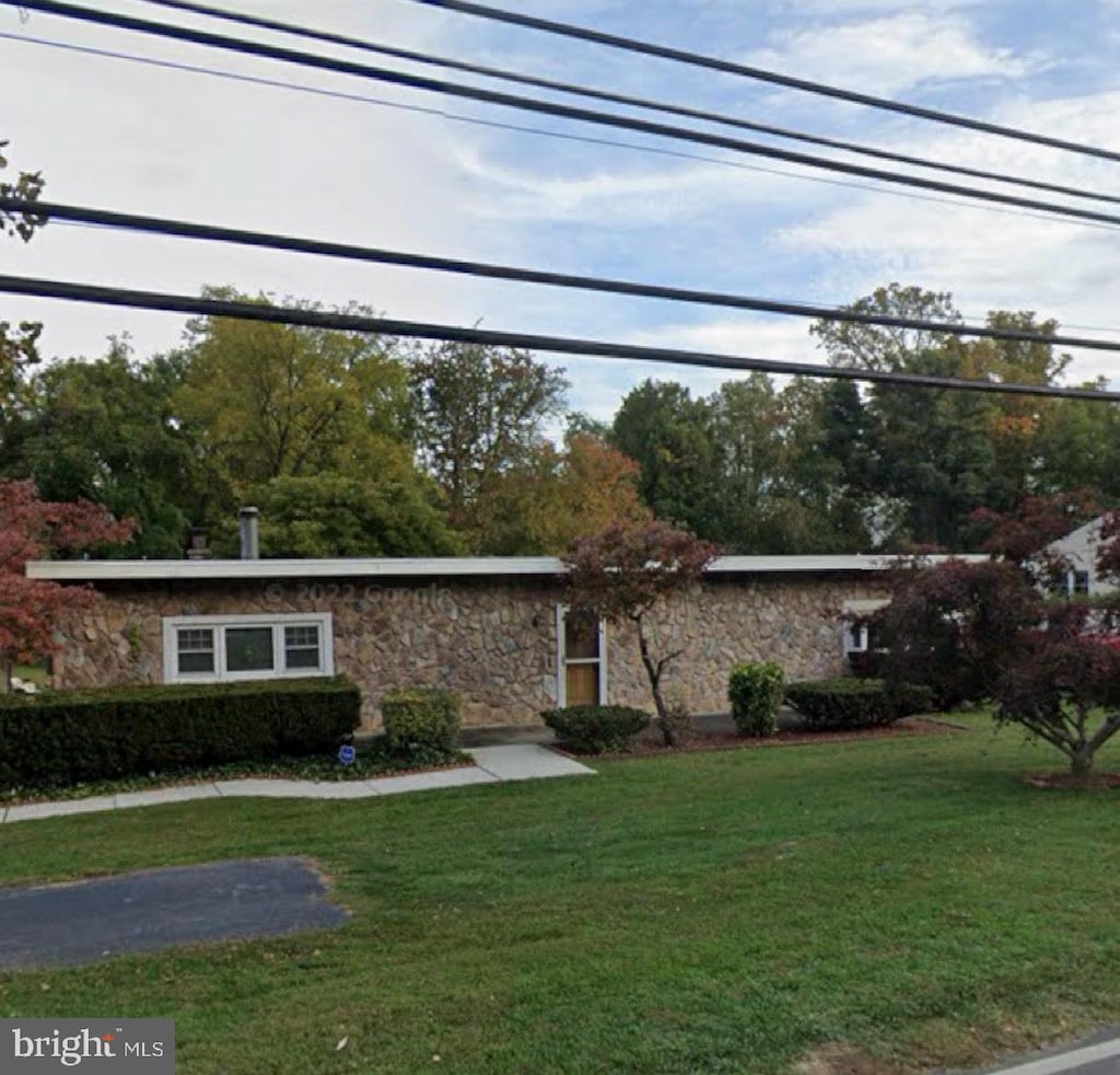 single story home with a front lawn