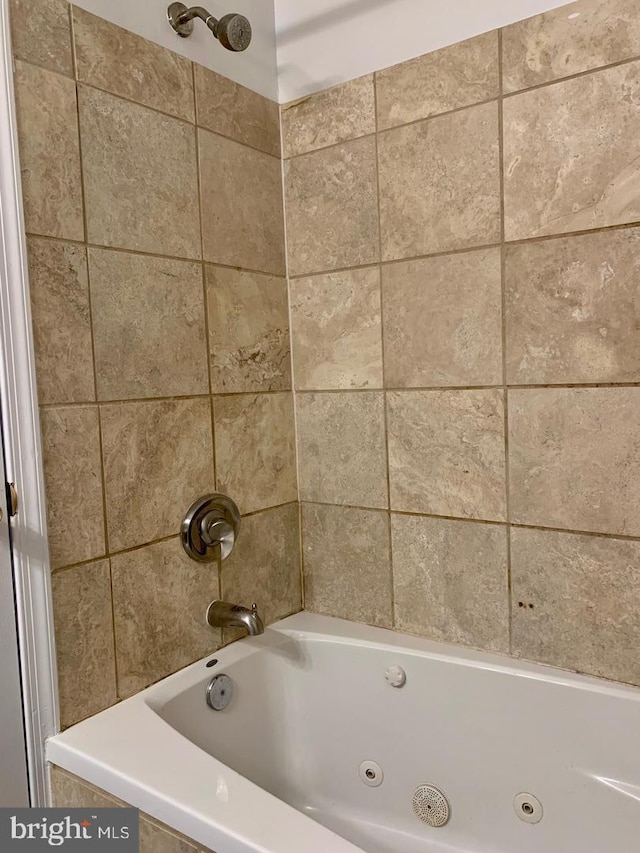 bathroom featuring tiled shower / bath combo