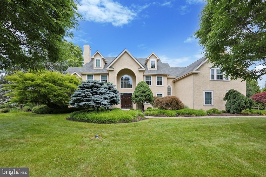 view of front of property with a front yard