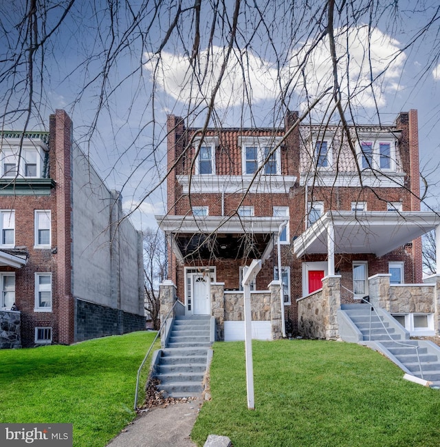 view of front of house featuring a front lawn