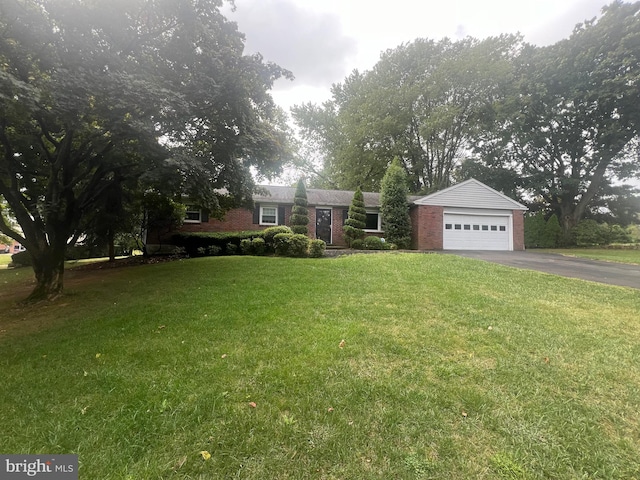 view of front facade with a garage and a front yard