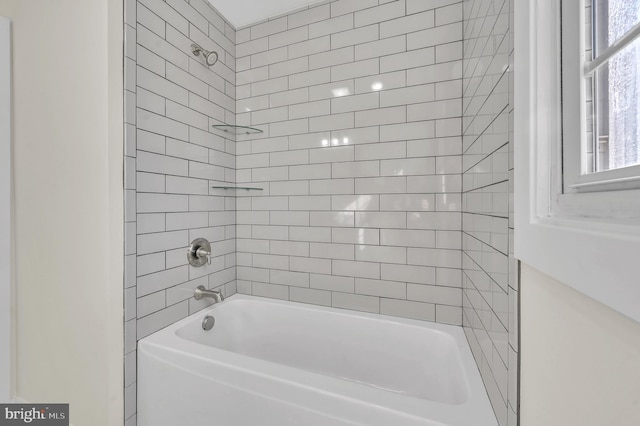 bathroom with tiled shower / bath