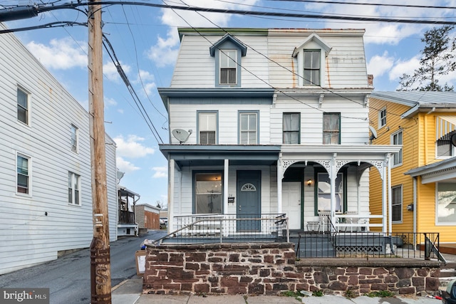 view of front of home featuring a porch