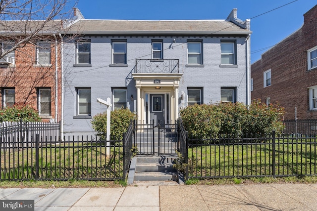 view of front of property featuring a front lawn