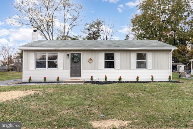 view of front of house featuring a front lawn