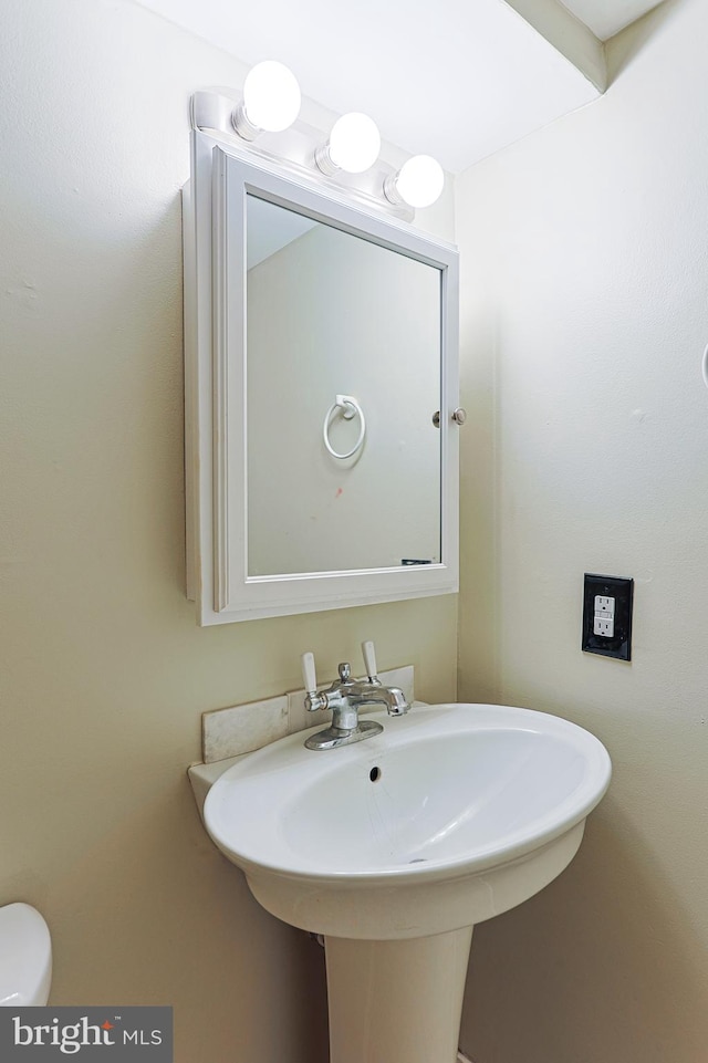 bathroom featuring toilet and sink