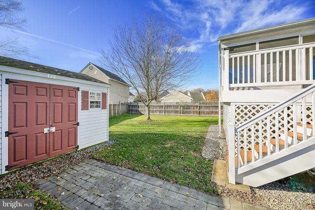 view of yard featuring a storage shed