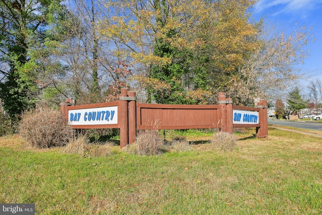 community / neighborhood sign featuring a lawn