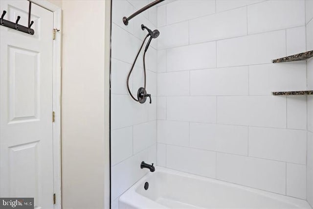 bathroom with tiled shower / bath combo