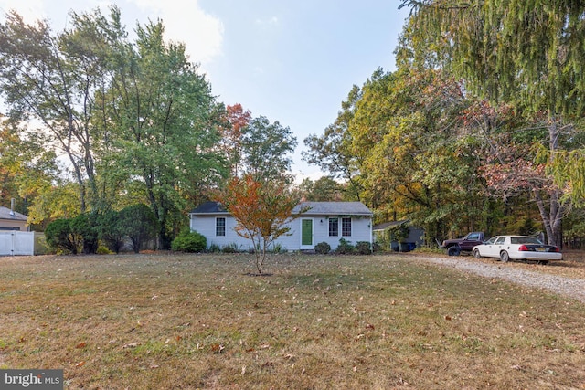 view of front facade with a front yard