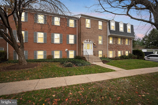 view of front of home featuring a lawn