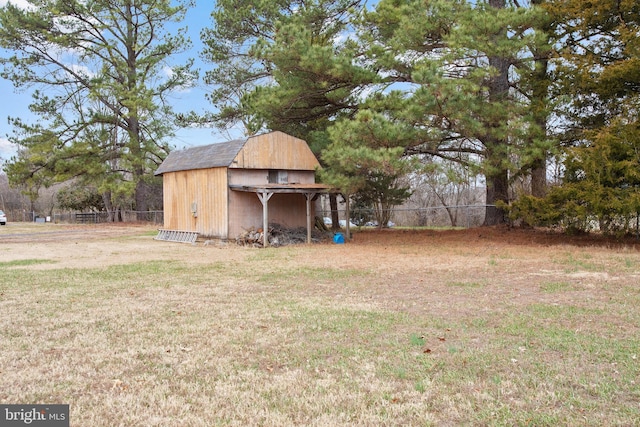 view of yard featuring a shed