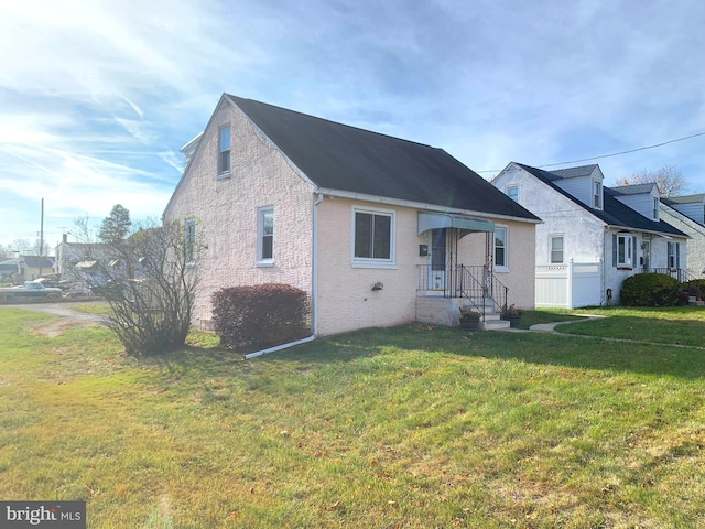 view of front of house featuring a front lawn