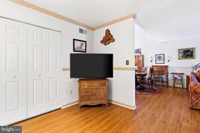 living room featuring crown molding and hardwood / wood-style floors