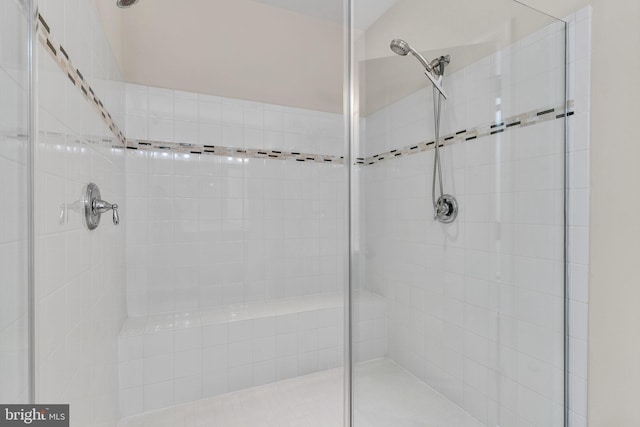 bathroom featuring a tile shower