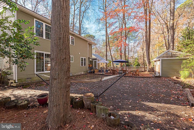 view of yard with an outdoor structure