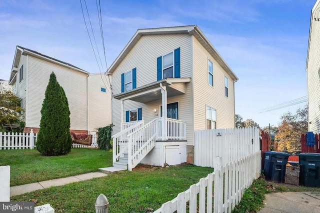 view of front facade featuring a front yard