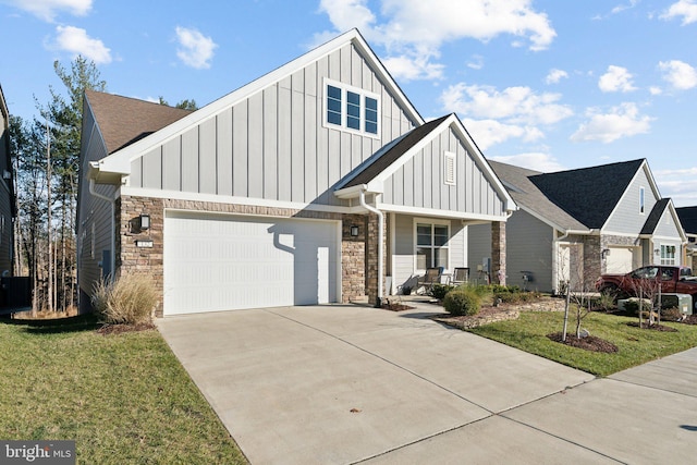 view of front of house featuring central air condition unit, a front lawn, and covered porch