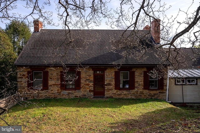 view of front facade with a front yard