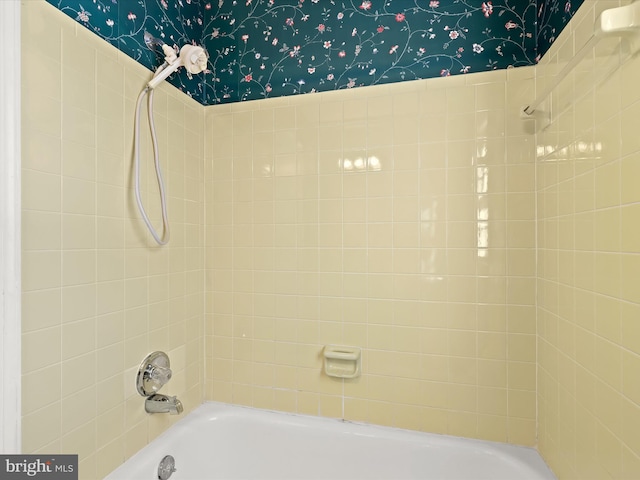 bathroom with tiled shower / bath