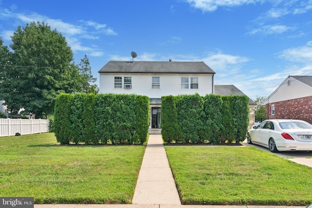 view of front facade featuring a front yard