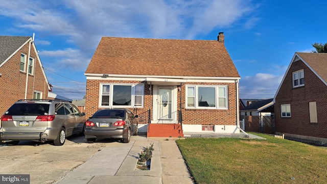 view of front of property featuring a front yard