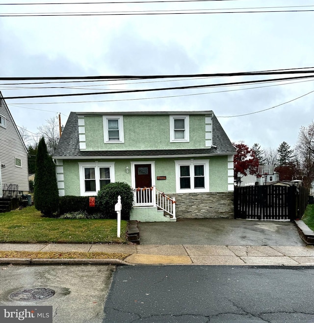 view of front of home featuring a front yard