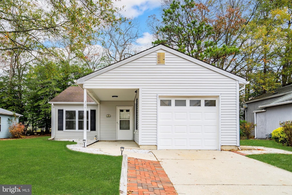 view of front facade featuring a front yard and a garage