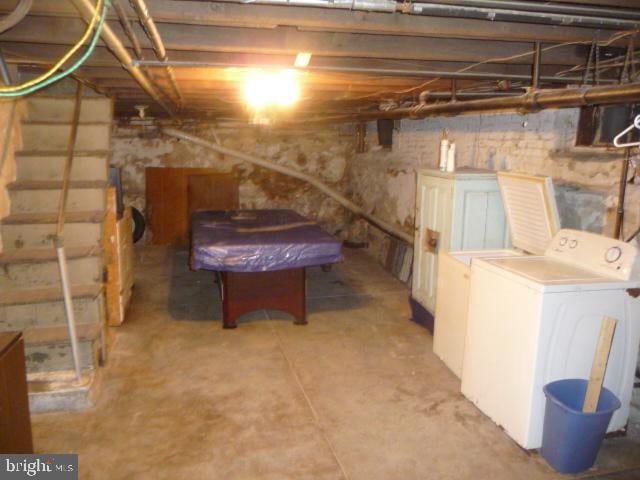 basement with washer / dryer