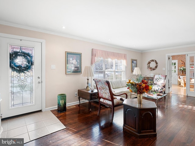 living room with hardwood / wood-style flooring, plenty of natural light, and crown molding