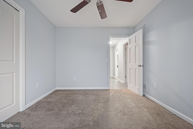 carpeted empty room featuring ceiling fan